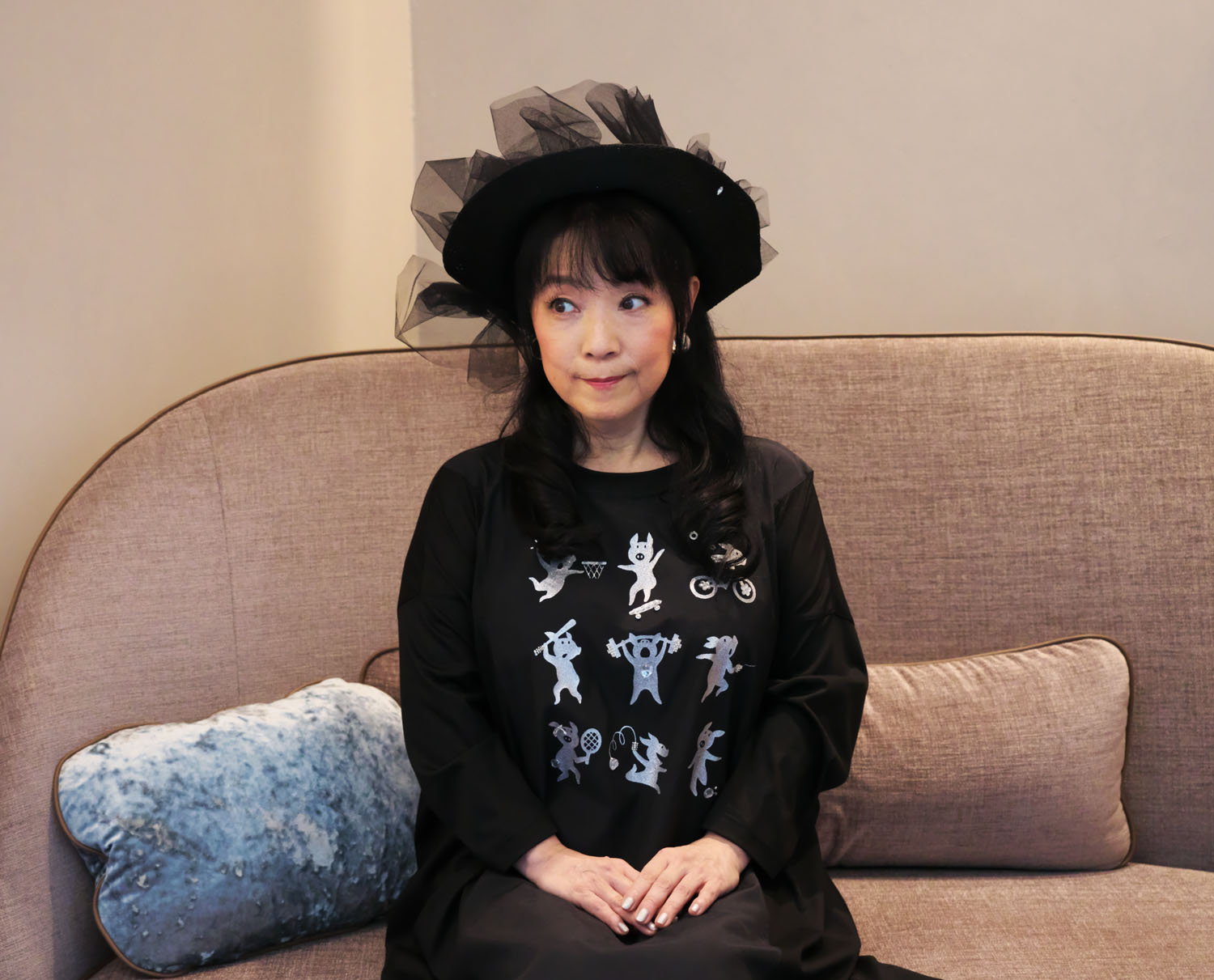 2020年の取材記事に掲載された尾崎亜美のポートレート