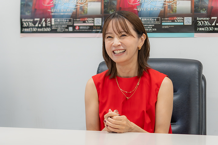 2026年のインタビューで笑顔を見せる鈴木亜美