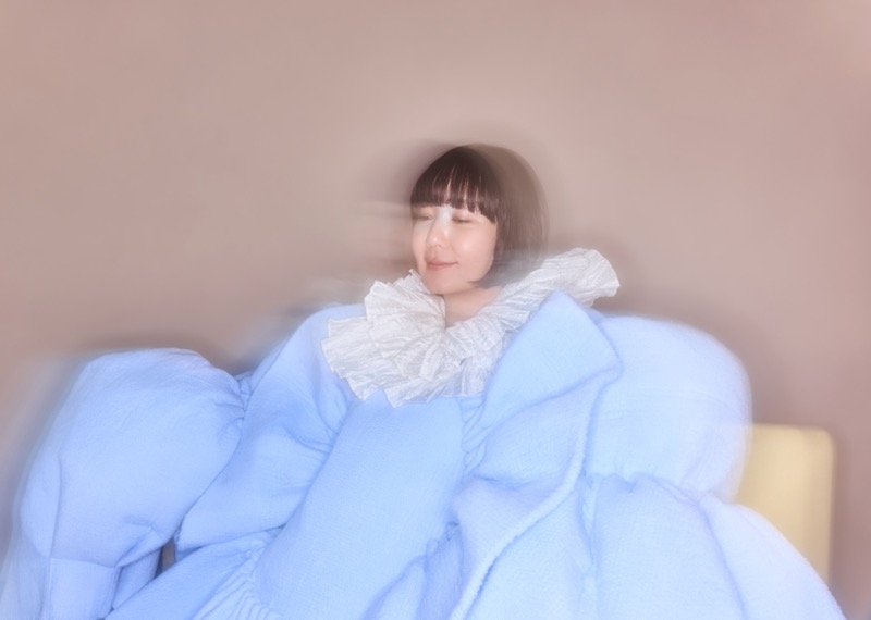水色の衣装と白い襟を身につけた土岐麻子