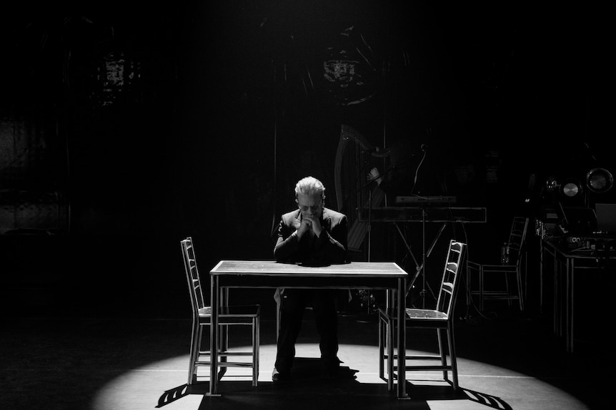 父との会話をたどる『Bono: Stories of Surrender』の一場面(Apple TV+提供)