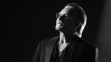2025年公開『Bono: Stories of Surrender』のボノ(Apple TV+提供)