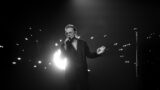 『Bono: Stories of Surrender』で歌うボノ(Apple TV+提供)
