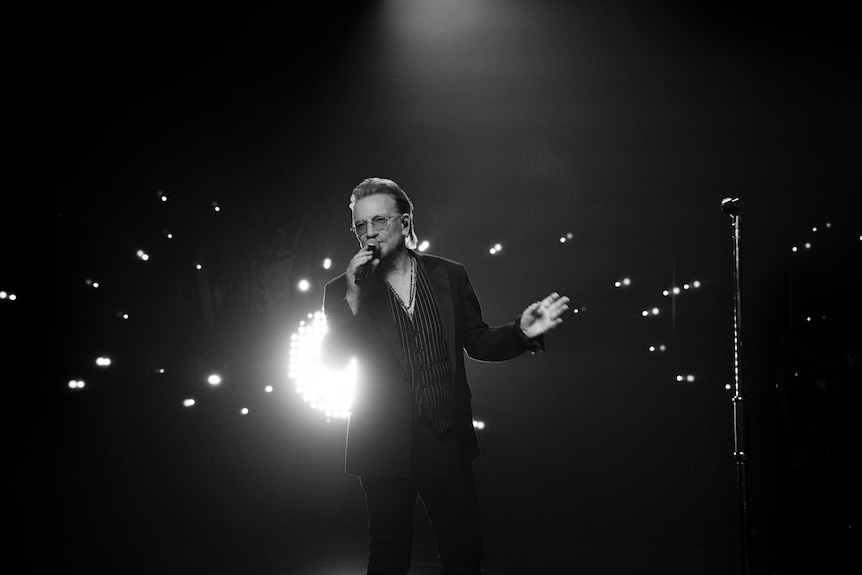 『Bono: Stories of Surrender』で歌うボノ（Apple TV+提供）