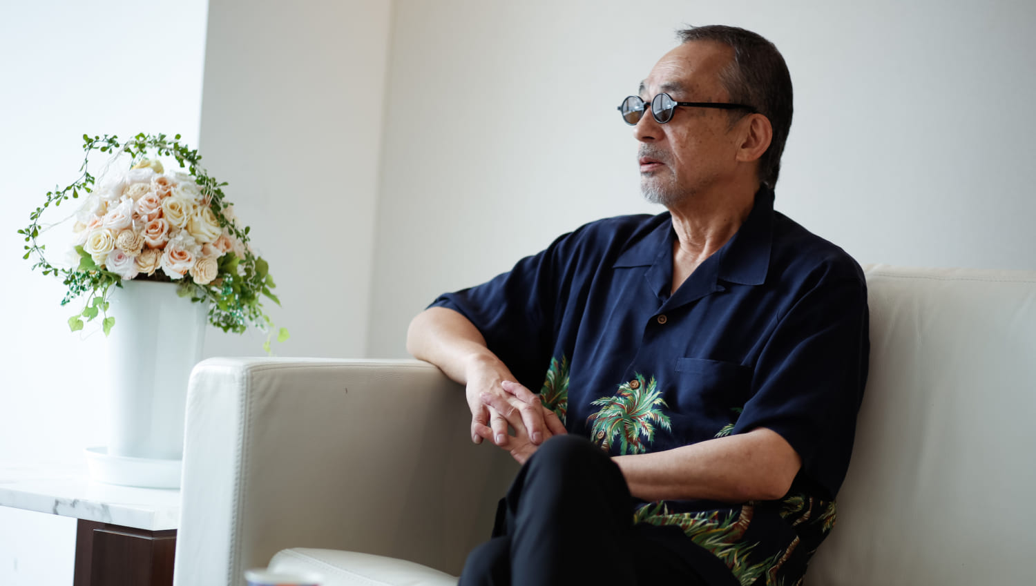 白いソファに座って話す小坂忠