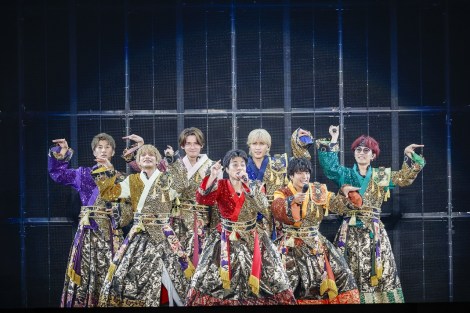 2024年の東京ドーム公演で歌う重岡大毅(中央の赤い衣装)たちWEST.のメンバー