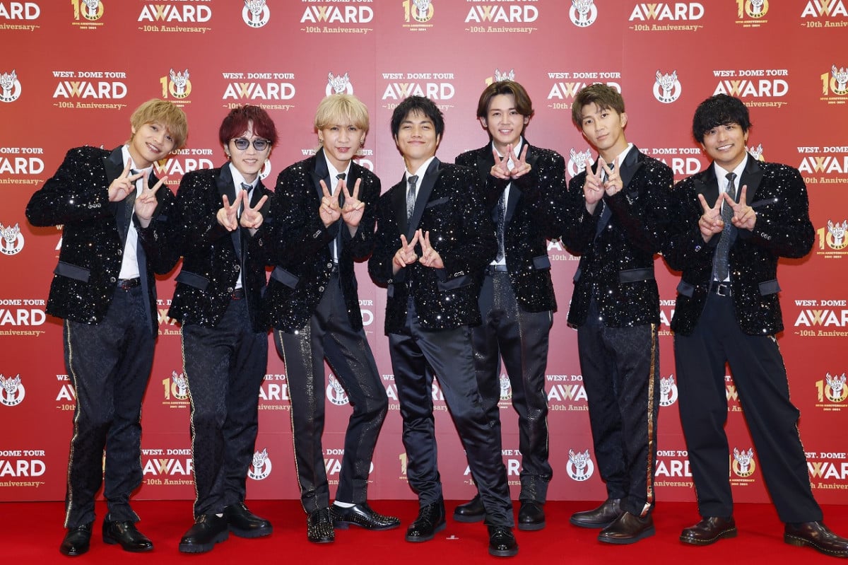2024年の東京ドーム公演前の会見に参加した重岡大毅(中央)たちWEST.のメンバー