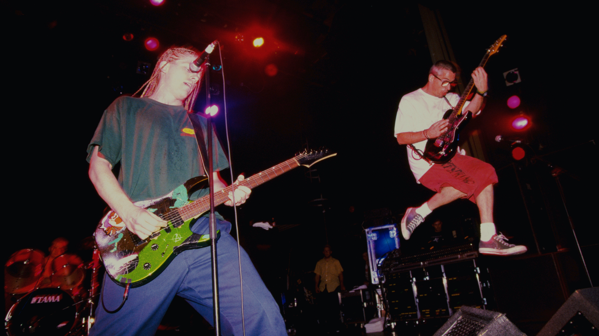 1995年ロンドン公演のデクスター・ホランド（左）（写真：Getty／Mick Hutson）