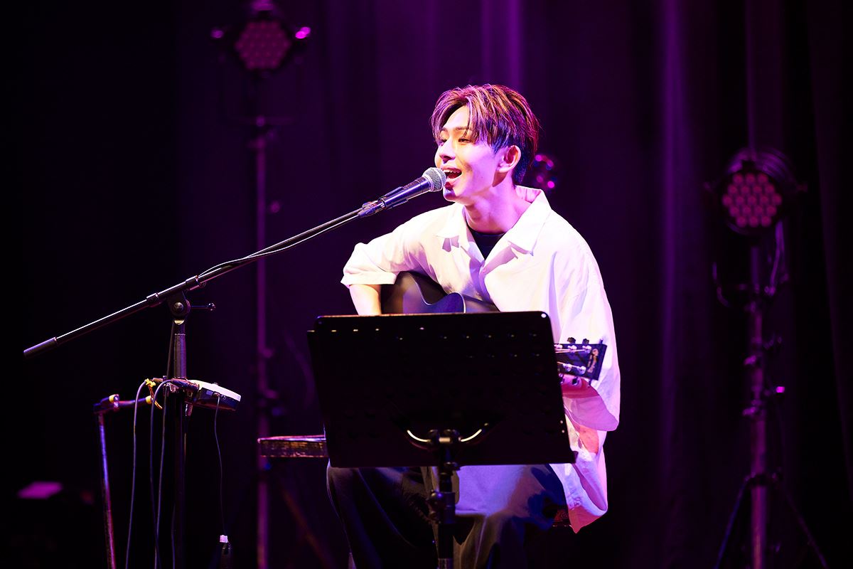 2023年5月「LIVE Meets Vol.3」で弾き語りをするEIKU