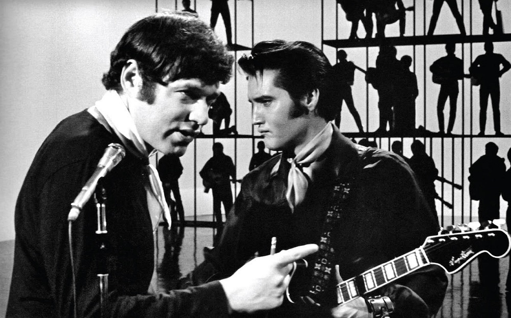 1968年のテレビ特番でスティーヴ・ビンダーと写るエルヴィス・プレスリー