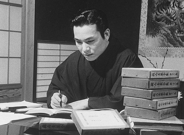 自宅書斎で机に向かい書き物をする三波春夫