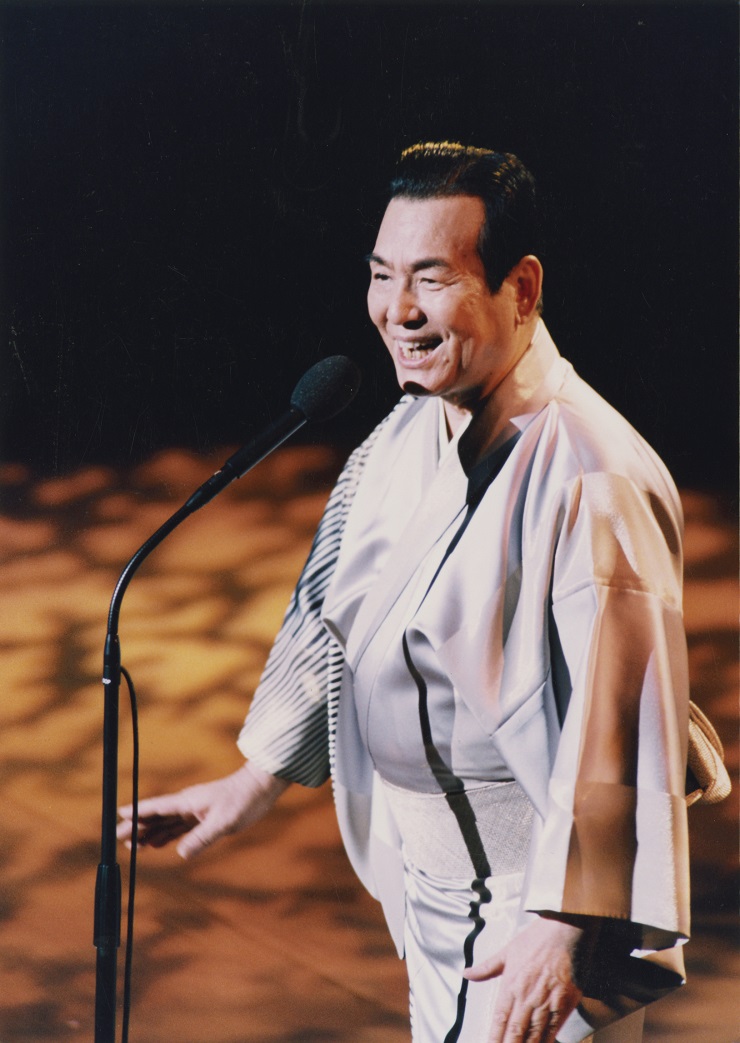 1994年の芸能生活55周年記念リサイタルで歌う三波春夫
