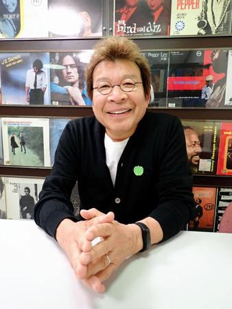 ラジオ関西での取材に笑顔で答えるばんばひろふみ