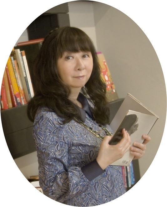 谷山浩子(公式プロフィール掲載、撮影時期不明)