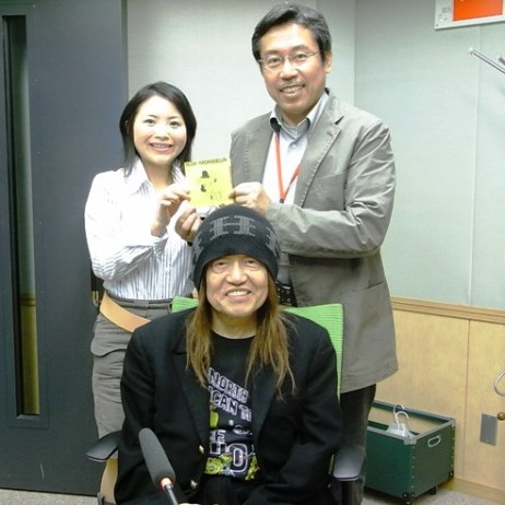 2009年のラジオ出演時、番組出演者と記念写真に写るかまやつひろし
