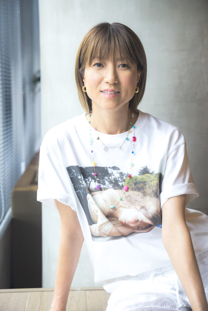 2026年のインタビューに掲載されたhitomi（撮影：野村雄治）