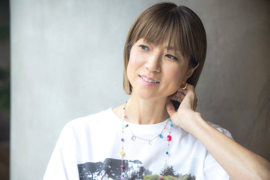2026年のインタビューに掲載されたhitomi（撮影：野村雄治）