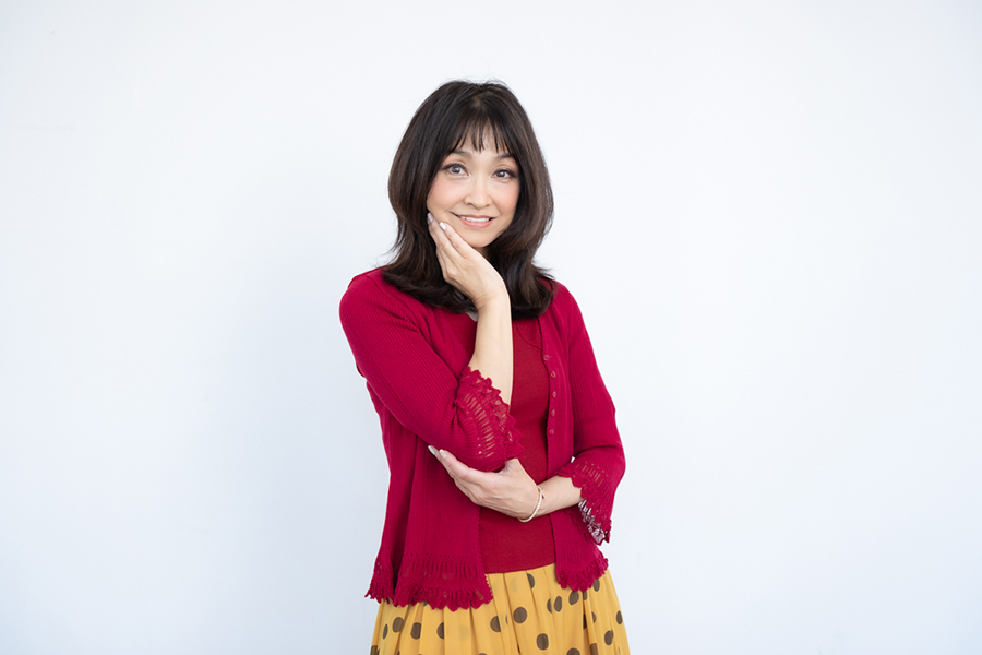 2021年の取材時の石川ひとみ、別のポーズ(撮影:荒川祐史)