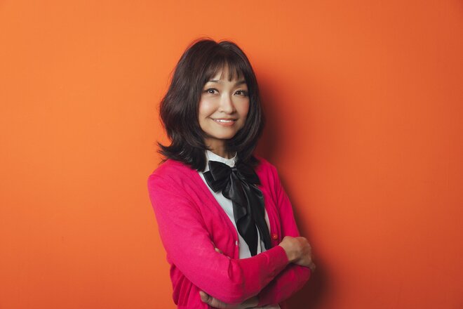 2026年の取材記事に掲載された石川ひとみ、別のポーズ(撮影:有坂政晴)
