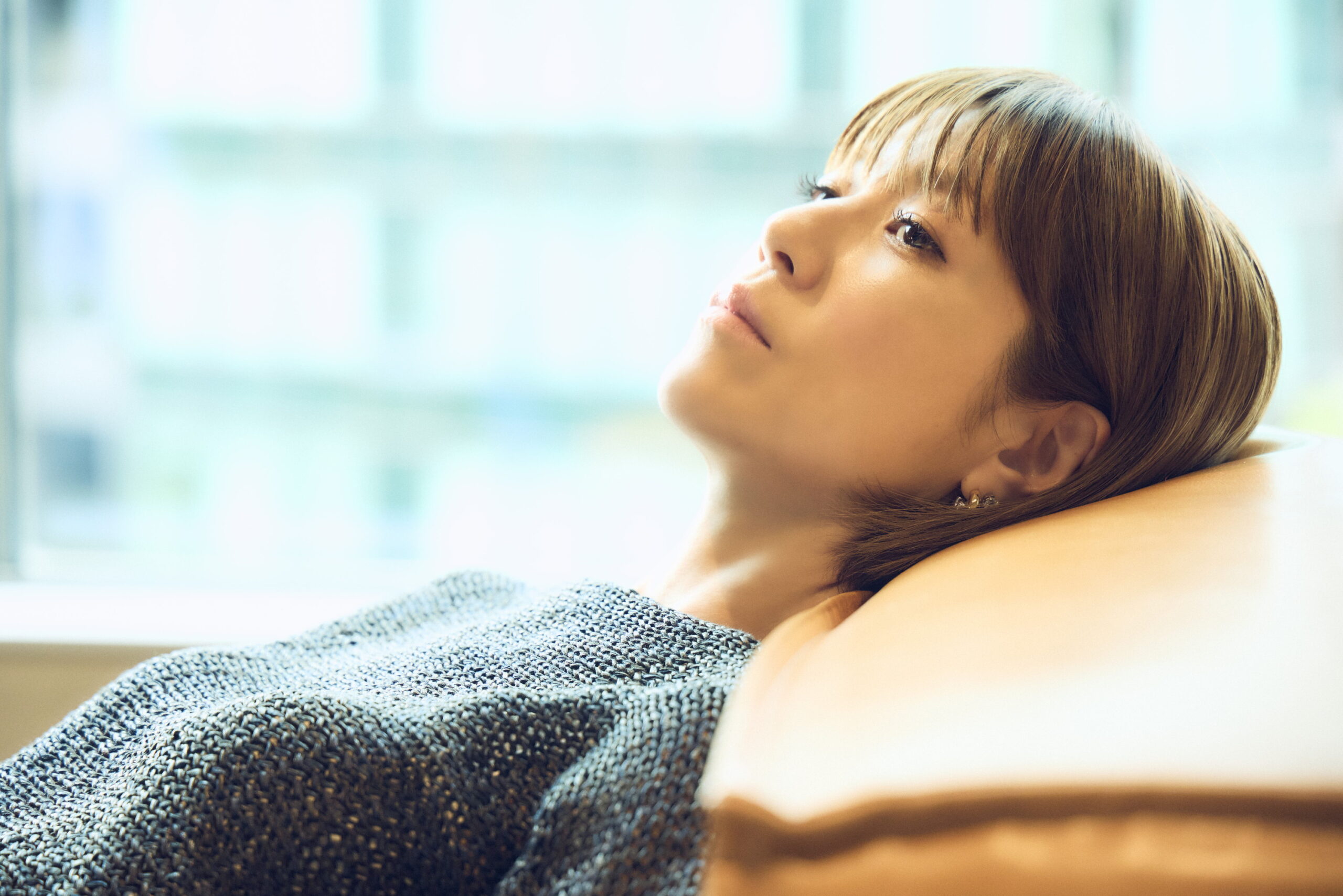 2026年のインタビューに掲載されたhitomi（撮影：森好弘）