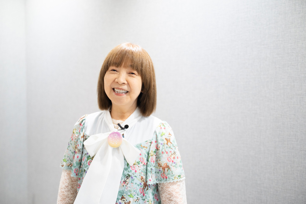 取材会で笑顔を見せるイルカ