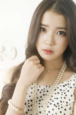 IU（2012年「CDJournal」掲載写真）