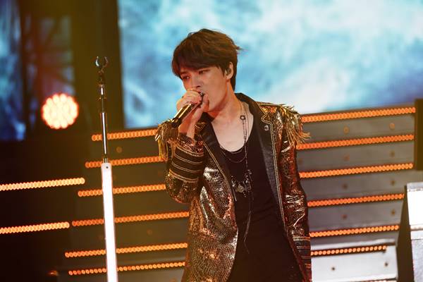2018年6月の横浜アリーナ公演で歌うジェジュン