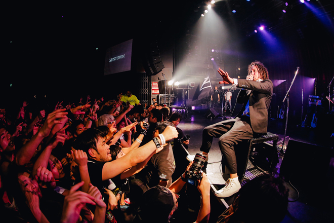 2018年4月29日のThe BONEZ公演で歌うJESSE