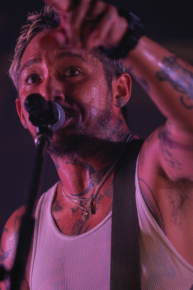 2022年の中津川公演で歌うJESSE