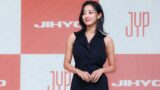 2023年8月のソロデビュー会見に臨むジヒョ(画像提供:JYP Entertainment/The Korea Herald)