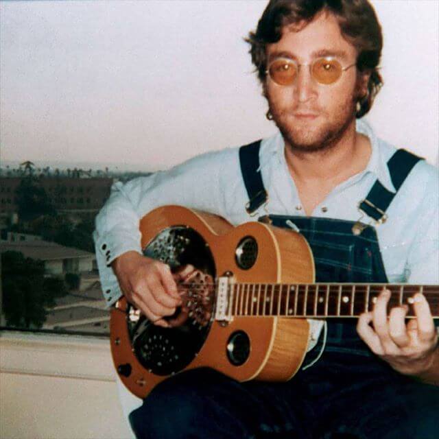 ギターを弾くジョン・レノン、1970年（撮影：Yoko Ono）