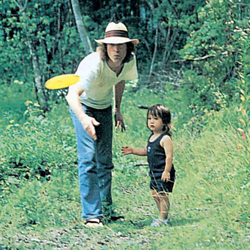1977年夏、日本でフリスビーをするジョン・レノンと息子ショーン（撮影：Nishi F. Saimaru）