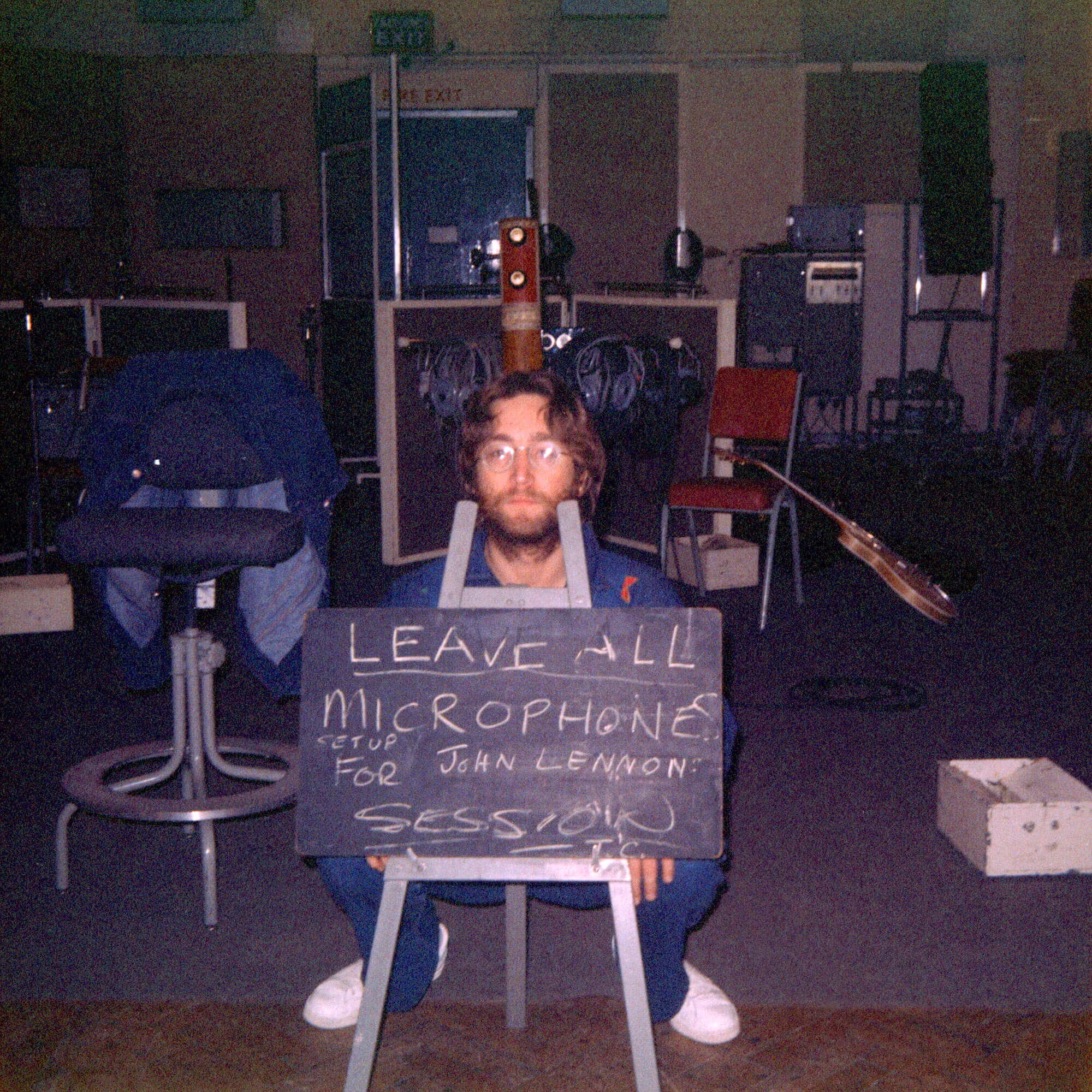 『John Lennon/Plastic Ono Band』の公式特集に掲載された、スタジオのジョン・レノン