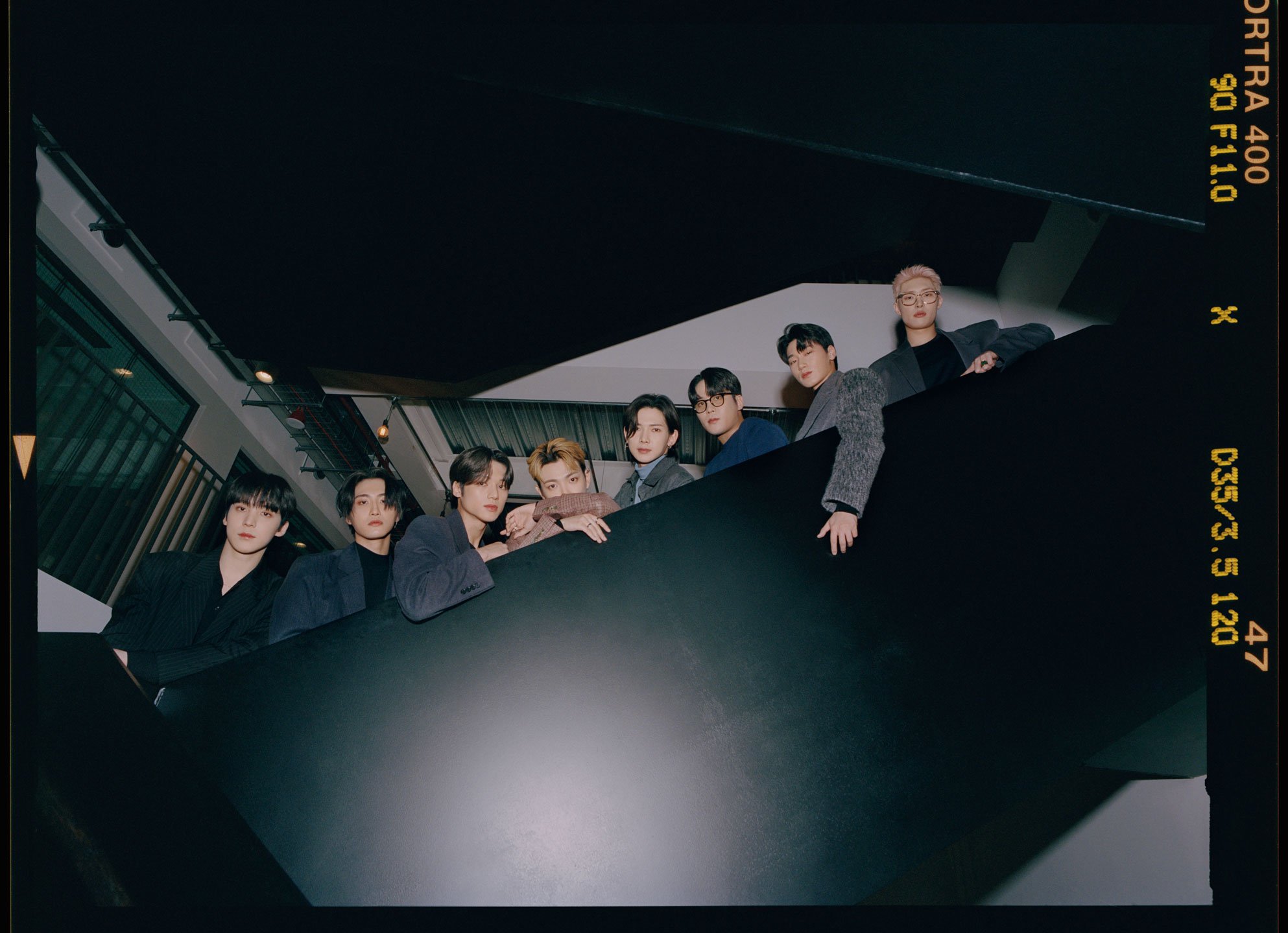 ATEEZ（ジョンホは右から3人目の眼鏡・青いスーツ／2023年の「i-D」掲載写真）