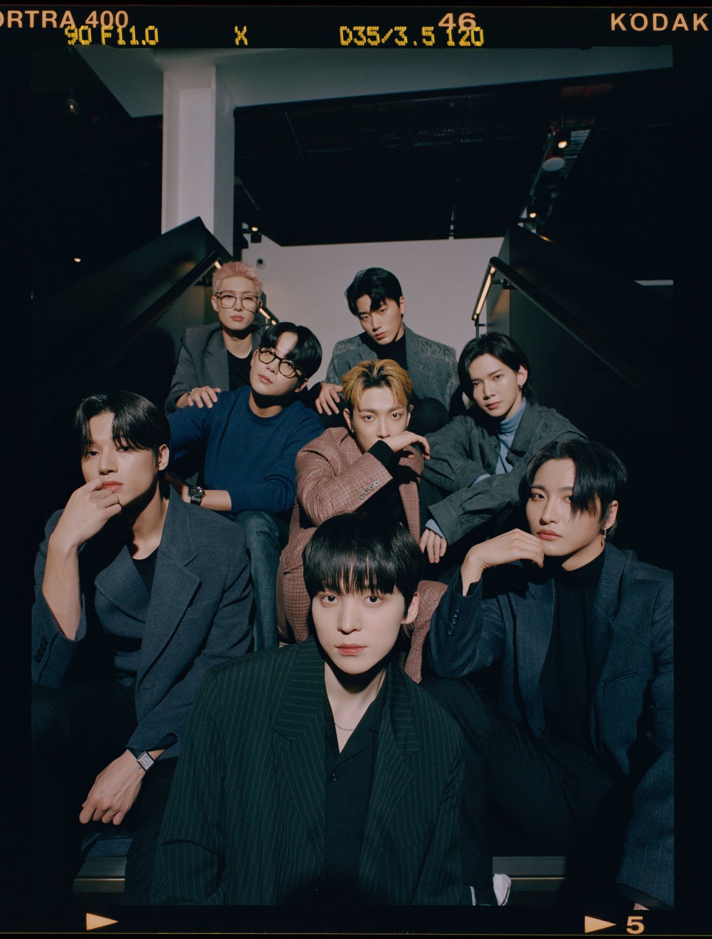 ATEEZ（ジョンホは左側中段の眼鏡・青いスーツ／2023年の「i-D」掲載写真）