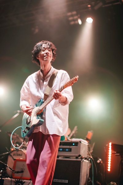 2026年9月18日の公演でギターを弾く田中和将（撮影：藤井拓）