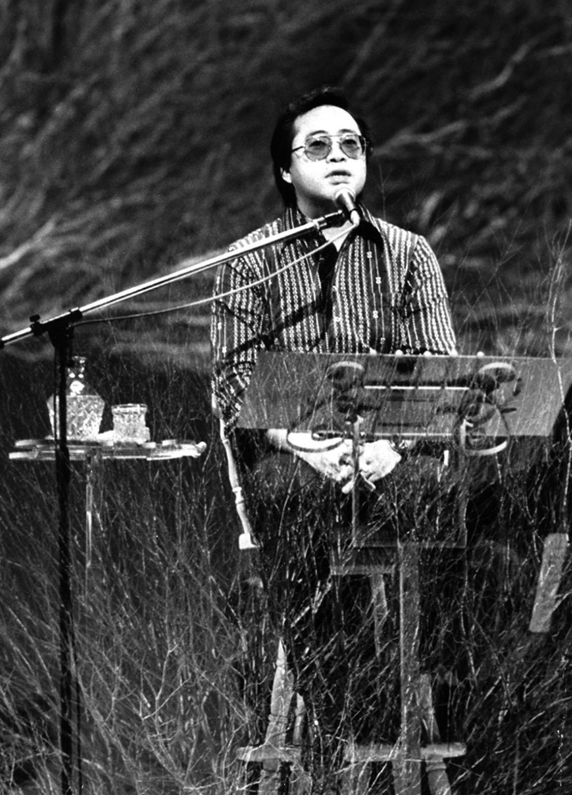1976年、NHKホールの初舞台で歌う小椋佳