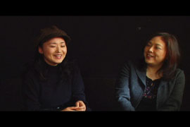 石黒ケイと対談する丸山圭子(右)