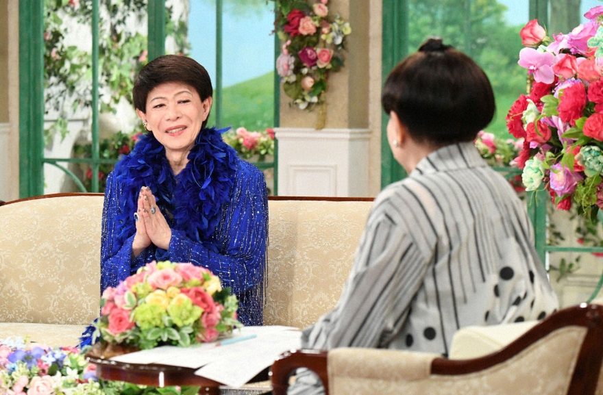 2026年4月13日放送の『徹子の部屋』で黒柳徹子と話す美川憲一