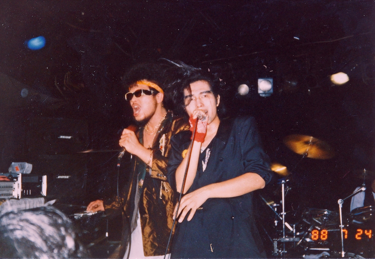 1988年7月24日、チキンジョージ公演。左から三柴理、大槻ケンヂ