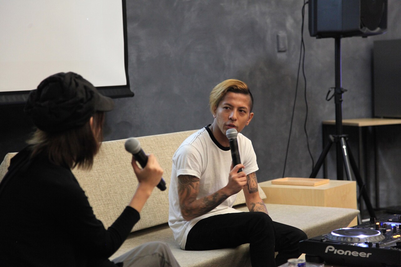 降谷建志（右。2015年5月、ソロ作品の先行試聴会。写真提供：MUSICA）