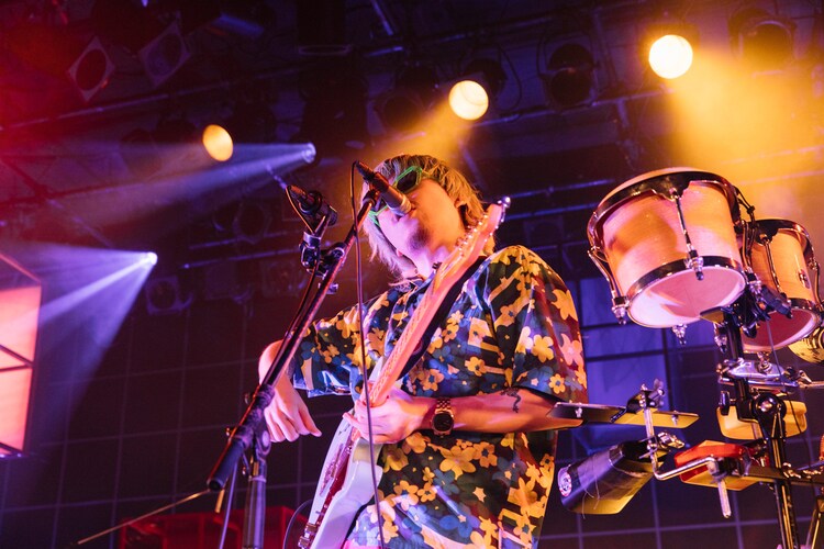 2021年のライブでの内田怜央（Momo Angela撮影／音楽ナタリー掲載）