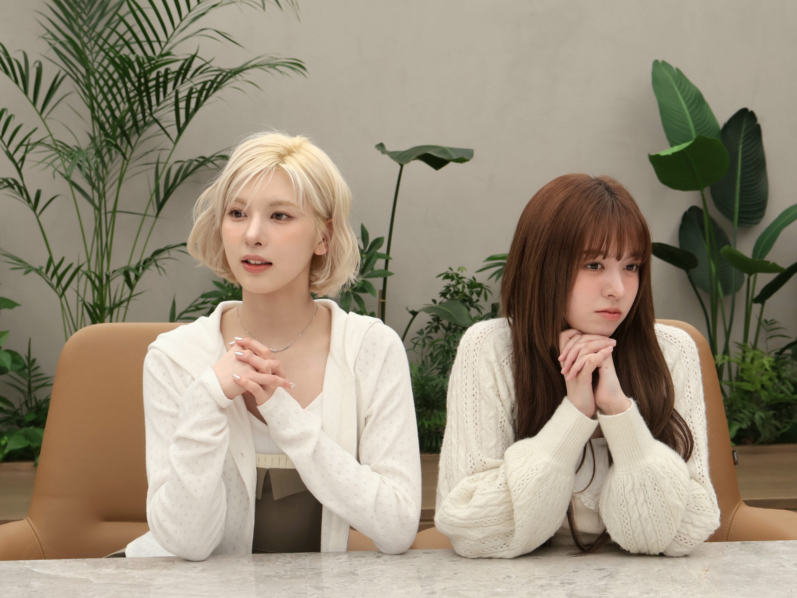 IZMの2025年4月公開取材に登場したBAEとリリー(右)