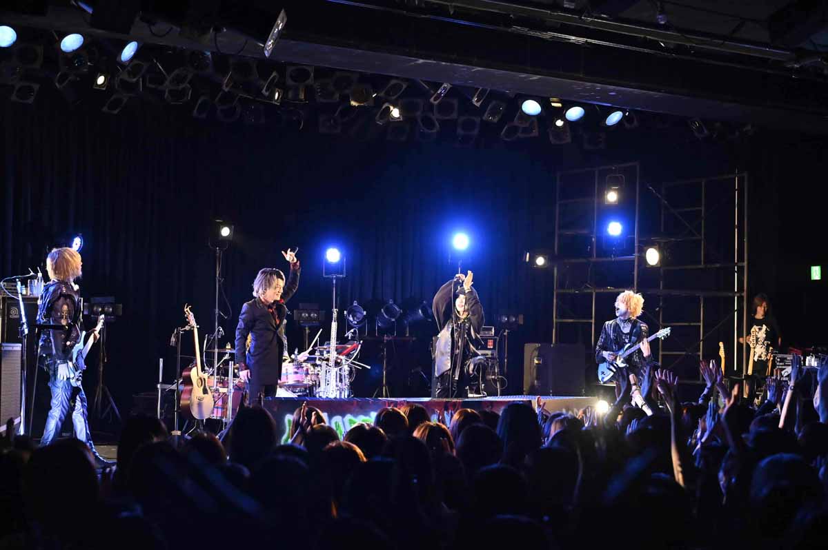 田澤孝介を迎えたキズのステージ(2023年6月28日、恵比寿LIQUIDROOM/撮影:今元秀明)。