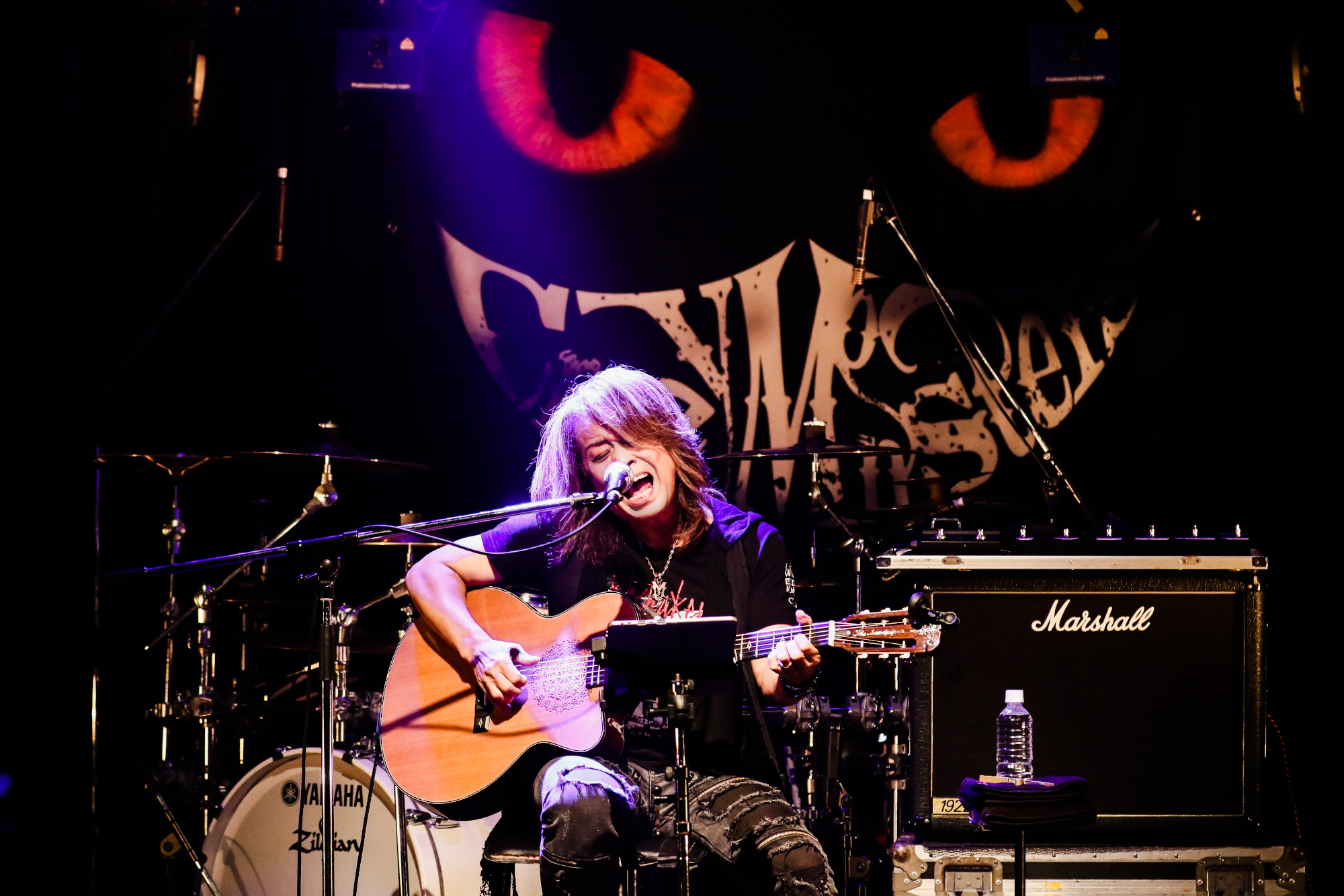 2020年、Crazy Monsters無観客配信ライブで弾き語りをする西田昌史