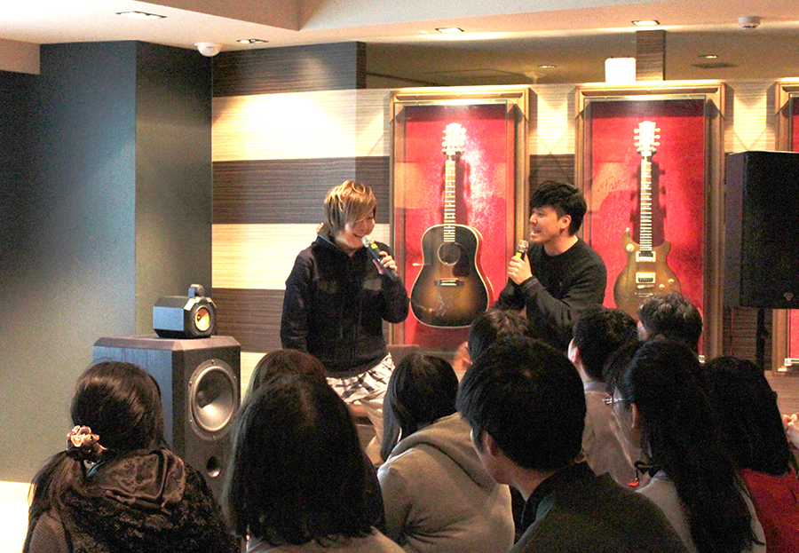 2017年3月の『real/dummy』トークイベント(左が緒方恵美、右が音楽プロデューサーの佐藤純之介)