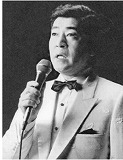 マイクを手に歌う三橋美智也（函館市文化・スポーツ振興財団掲載）