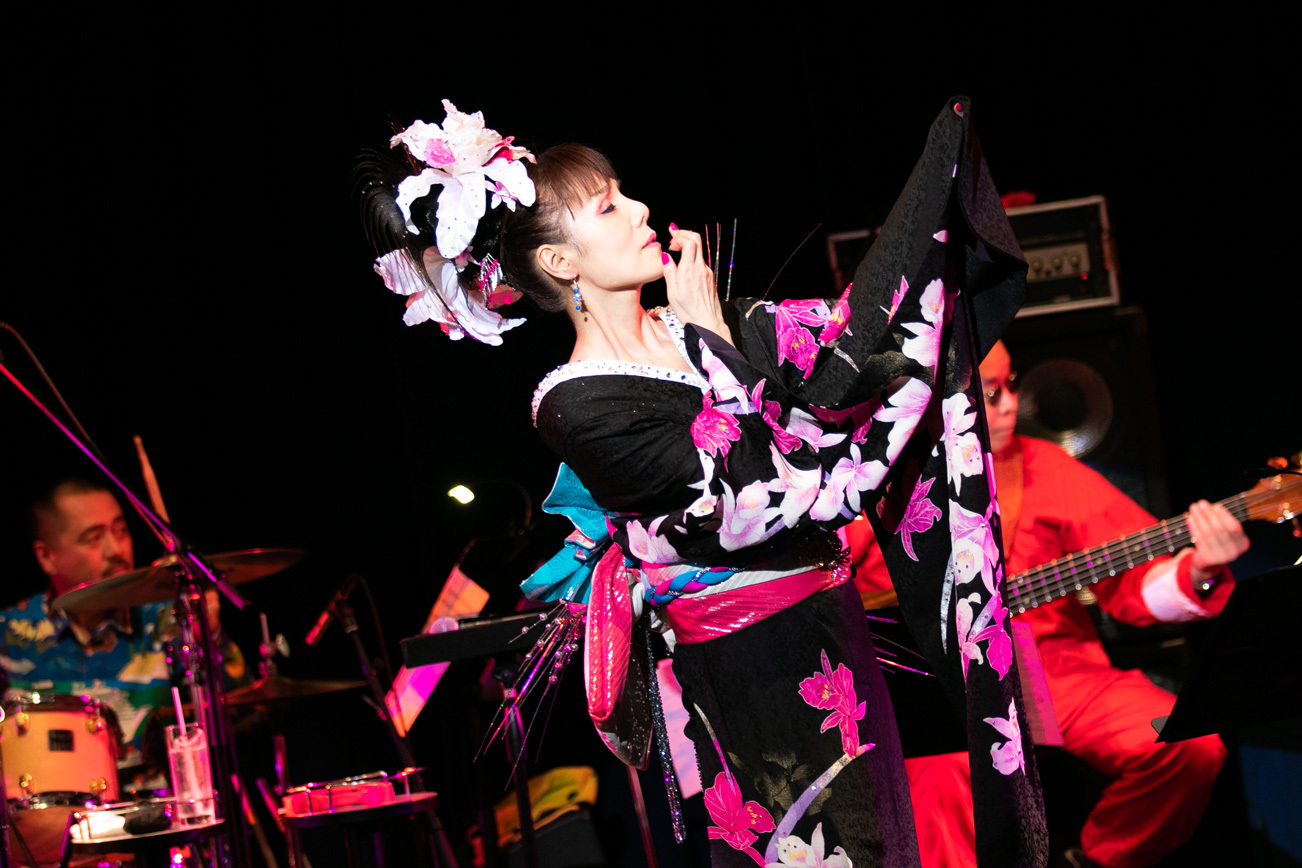 2020年のビルボードライブ大阪公演で歌う未唯mie
