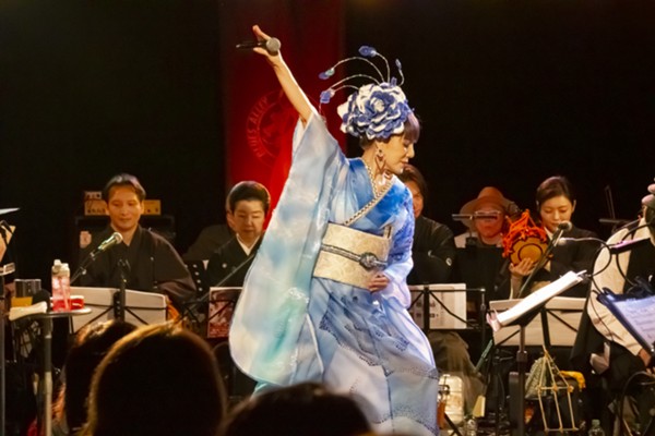 2023年の取材記事に掲載された未唯mieのライブ写真/撮影年は未記載