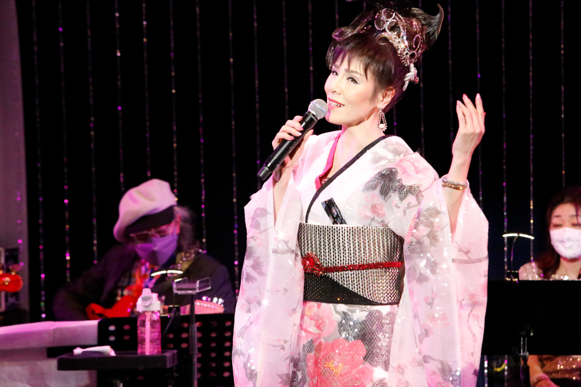 2021年のビルボードライブ大阪公演で歌う未唯mie