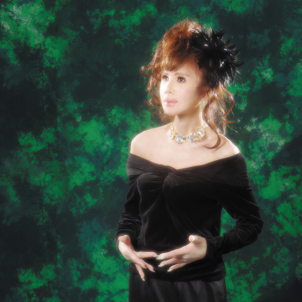 黒いドレスの弘田三枝子（撮影年不明）